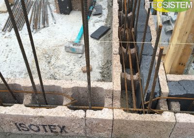 blocchi cassero isotex usati in un cantiere