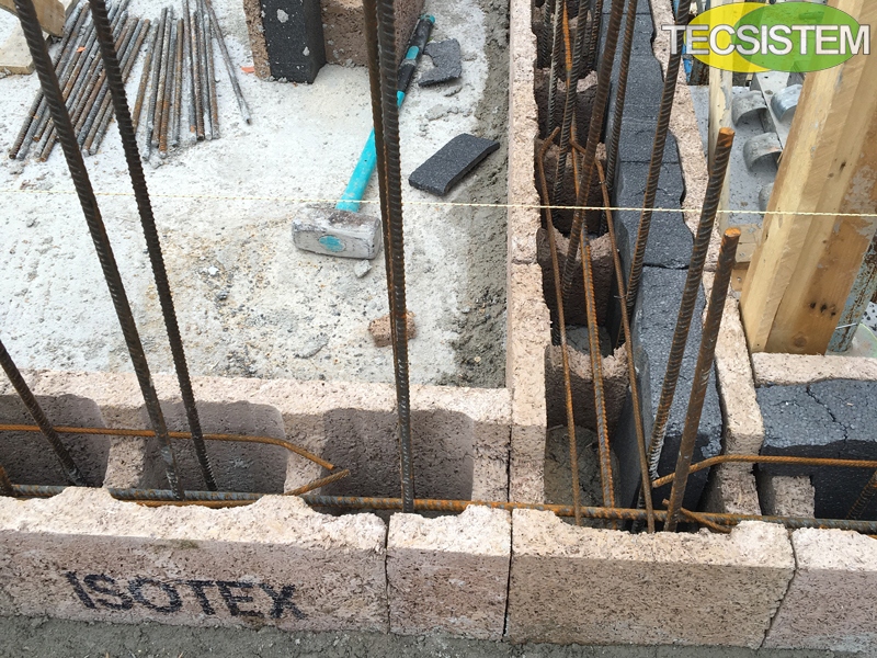 blocchi cassero isotex usati in un cantiere