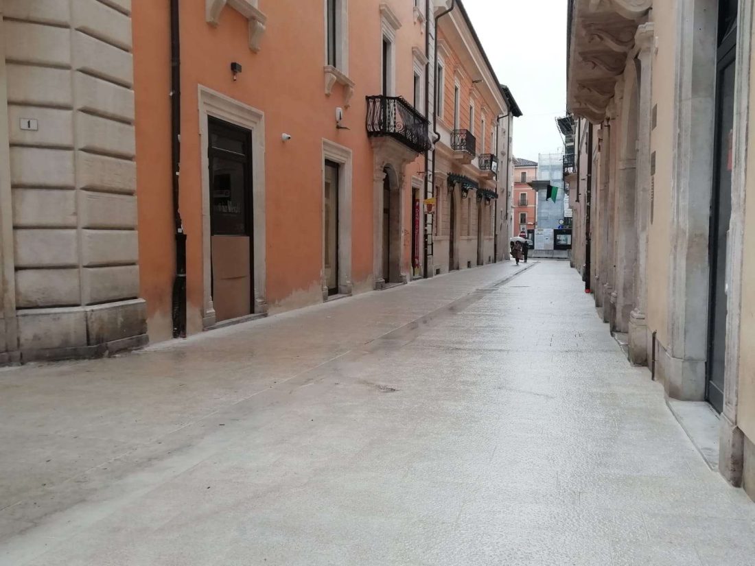 pavimentazine in pietra bianca-avorio di corso vittorio emanuele a L'Aquila